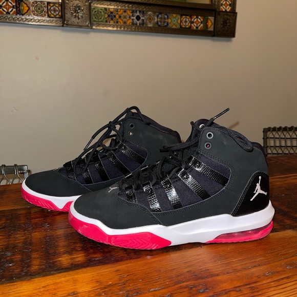 Nike Jordan black and red youth size 4 - Picture 2 of 5